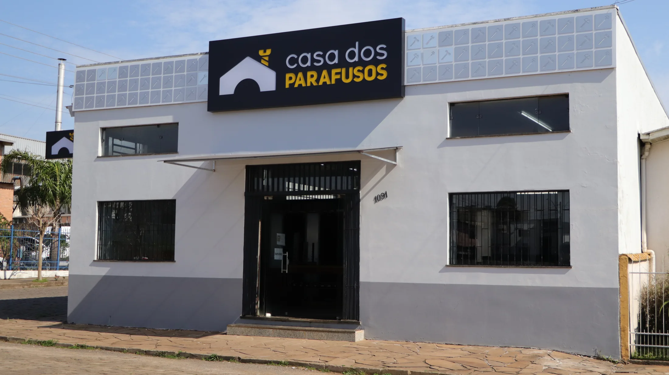 Fachada completa da Casa dos Parafusos em Vacaria